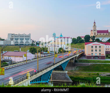 Grodno, Bielorussia- Maggio 26, 2018: vista panoramica del centro della città durante il tramonto. Ponte sul Neman, vista del Teatro Foto Stock