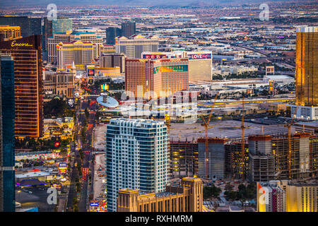 LAS VEGAS, NEVADA - 15 Maggio 2018: vista su tutta la città di Las Vegas Nevada durante la notte con le luci e molti hotel resort e casinò in vista Foto Stock