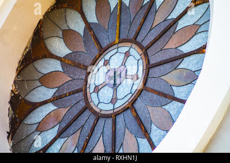 Vetrata policroma in stile gotico. La Chiesa cattolica in stile gotico Foto Stock