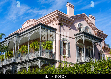 Facciata ornata, Carroll-Crawford House, casa coloniale italiana a tre piani, balconi e recinzione in ghisa, Garden District, NOLA, New Orleans, USA. Foto Stock