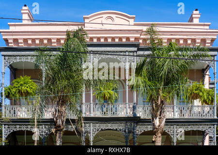 Facciata ornata, Carroll-Crawford House, casa coloniale italiana a tre piani, balconi e recinzione in ghisa, Garden District, NOLA, New Orleans, USA. Foto Stock