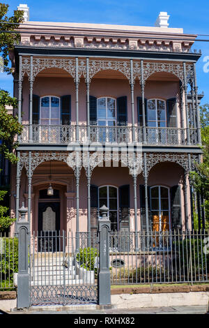 Vista frontale della Musson-Bell House coloniale del 1800, villa all'italiana costruita nel 1853 da Michel Musson, Garden District, New Orleans, Louisiana, USA Foto Stock