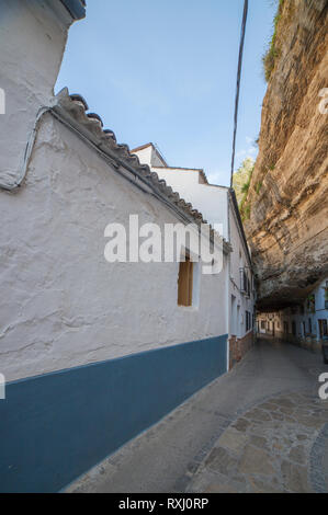 Street con abitazioni costruite nella roccia strapiomba. A Setenil de las Bodegas, Cadiz, Spagna Foto Stock