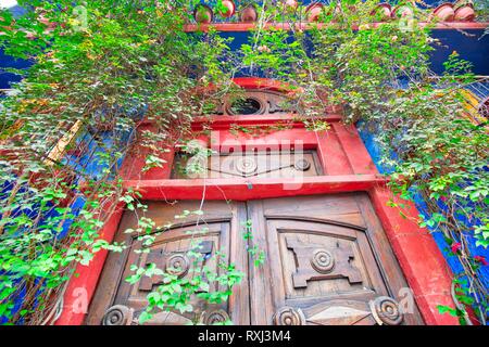 Monterrey, colorati edifici storici nel centro della città vecchia (Barrio Antiguo) in corrispondenza di un picco della stagione turistica Foto Stock