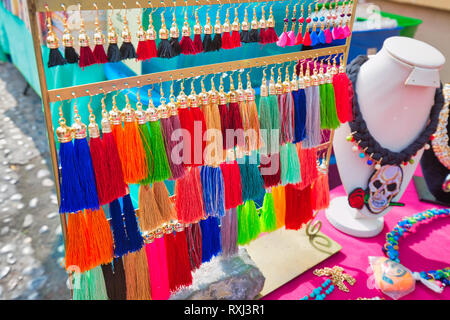 Monterrey, Messico-9 dicembre, 2018: bancarelle per le strade del centro storico della città (Barrio Antiguo) a Monterrey visualizzazione artigiano autentico wo Foto Stock