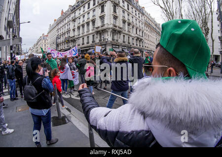 Diaspora algerina proteste Abdelaziz Bouteflika quinta candidatura alle elezioni presidenziali post, Lione, Francia Foto Stock