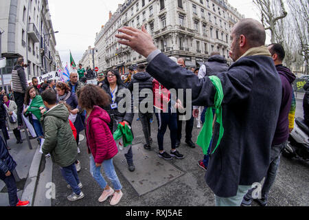 Diaspora algerina proteste Abdelaziz Bouteflika quinta candidatura alle elezioni presidenziali post, Lione, Francia Foto Stock