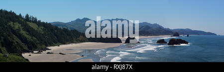 Una chiara giornata di primavera sulla costa dell'Oregon; Cannon Beach, Oregon, Foto Stock