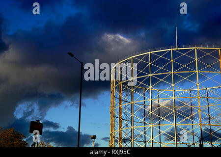 Drammatica cielo sopra un gasometro nel sud di Londra. Foto Stock