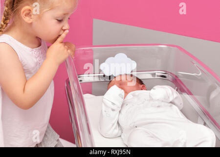 Primo incontro tra una sorella e un neonato in ospedale Foto Stock