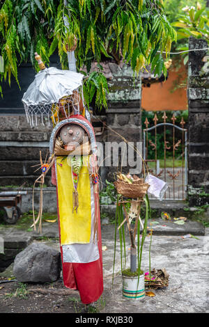 Indù Balinese intessute altare decorazione di lamar e gantung-gantungan e canang sari per il Nyepi celebrazione. Isola di Bali, Indonesia Foto Stock