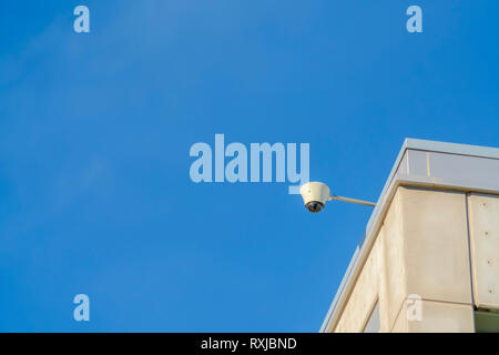 Dome della telecamera di sicurezza su un edificio contro sky Foto Stock