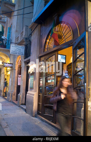 Scena di strada in Gemmayzeh, una città centrale quartiere di Beirut. Vantando una rara collezione di intatta del XIX secolo edifici di appartamenti, Gemmayzeh è Foto Stock