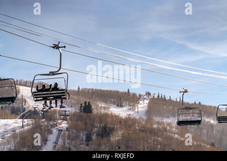 Gli sciatori su impianti di risalita su una stazione sciistica in Park City Foto Stock