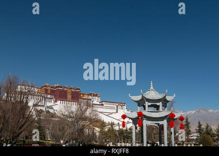 Palazzo del Potala a Lhasa, in Tibet - una spettacolare palace situato sul pendio di una collina che una volta era la casa del Dalai Lama e ora è una popolare destinazione turistica. Foto Stock