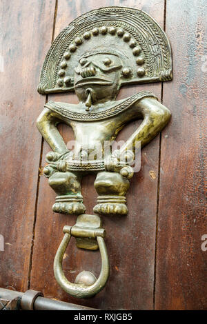 Cartagena Colombia, bussatrice porta in metallo, bussatrice porta ornata fantasia, aldaba, personaggio precolombiano, COL190119191 Foto Stock