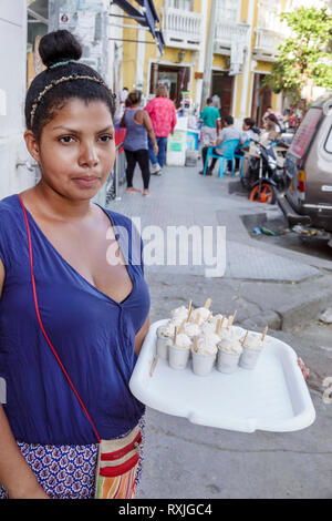 Cartagena Colombia,Centro,la Matuna,residenti ispanici,donne donne donne,che offrono un campione gratuito,coppe per gelato,COL190119198 Foto Stock