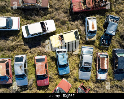 Antenna vista del paesaggio di naufragare automobili e auto vecchia cantiere, in molteplici forme e colori. Victoria, Australia. Foto Stock