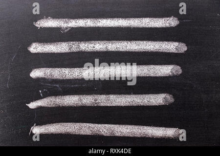 Colore bianco chak del disegno a mano nel set di linea o forma quadrata su sfondo blackboard Foto Stock