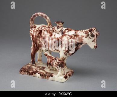 Per crema di mucca con vitello. Staffordshire, Inghilterra. Data: 1770-1795. Dimensioni: 12,1 x 14,3 x 6,4 cm (4 3/4 x 5 5/8 x 2 1/2 in.). Piombo-terracotta invetriata (creamware). Origine: Staffordshire. Museo: Chicago Art Institute. Foto Stock