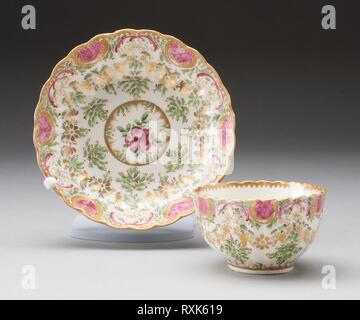 Tea Bowl and Saucer, Royal Worcester, inglese, fondata nel 1751, pasta  morbida in porcellana, smalto vitreo, tazza semplice senza manico; lato  esterno con piede cilindrico, con lato curvo. Decorazione di spray floreali