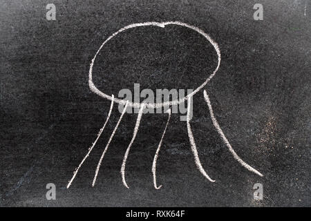 Colore bianco chak del disegno a mano in forma di medusa su sfondo blackboard Foto Stock