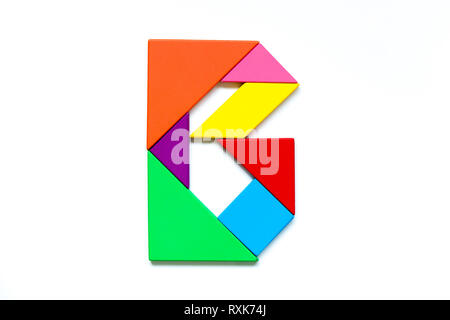 Colore tangram puzzle in alfabeto inglese b forma su sfondo bianco Foto Stock