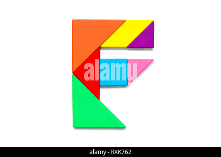 Colore tangram puzzle in alfabeto inglese f forma su sfondo bianco Foto Stock