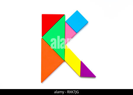 Colore tangram puzzle in alfabeto inglese profilo k su sfondo bianco Foto Stock