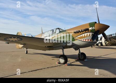 Un'annata II Guerra Mondiale-ser Curtiss P-40 Warhawk da combattimento aereo sulla pista di Davis-Monthan Air Force Base in Tucson, Arizona. Foto Stock