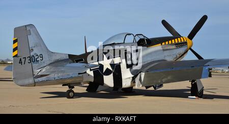 Un'annata II Guerra Mondiale-ser P Mustang da combattimento aereo sulla pista di Davis-Monthan Air Force Base in Tucson, Arizona. Foto Stock