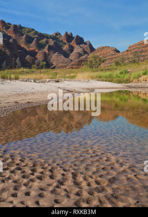 Di Bungles e depressioni Piccinini Creek e pasticciare Bungles, un unico intervallo di montagna nel Parco Nazionale di Purmululu Sito Patrimonio Mondiale in Oriente regione di Kimberley dell Australia Occidentale Foto Stock