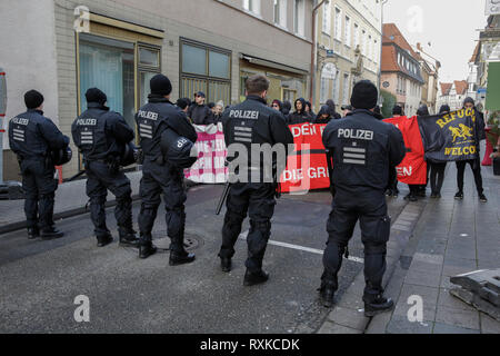 Landau, Germania. Il 9 marzo 2019. I membri dell'Antifa hanno bloccato il percorso della protesta rightwing. Essi sono confrontati da funzionari di polizia. Circa 80 persone da destra-wing le organizzazioni hanno protestato nella città di Landau nel Palatinato contro il governo tedesco e i migranti. Essi hanno inoltre adottato il gilet giallo dal francese Gilet giallo movimento di protesta. Essi sono stati confrontati da diverse centinaia di anti-fascista contro i dimostranti di diversi partiti politici e di credito: PACIFIC PRESS/Alamy Live News Foto Stock