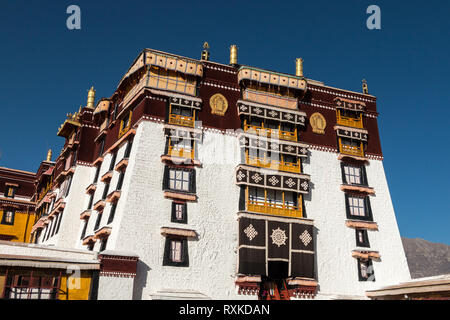 Palazzo del Potala a Lhasa, in Tibet - una spettacolare palace situato sul pendio di una collina che una volta era la casa del Dalai Lama ed è ora una delle principali attrazioni turistiche. Foto Stock