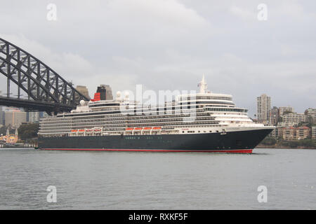 La Queen Elizabeth nave da crociera azionato dalla Cunard Line partono Sydney, Australia. Foto Stock