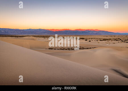 Mattina escursione in Mesquite Flat dune di sabbia Foto Stock