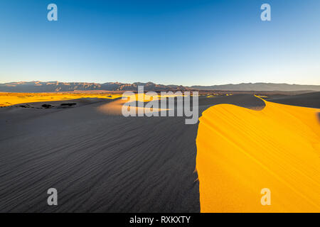 Mattina escursione in Mesquite Flat dune di sabbia Foto Stock
