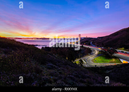 Vista in elevazione del Golden Gate Bridge Foto Stock