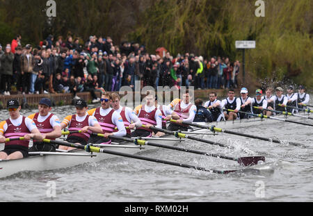 St Catharine's College di chiudere in su Cristo's College durante la giornata finale della Cambridge University Quaresima urti lungo il fiume Cam in Cambridge. Foto Stock