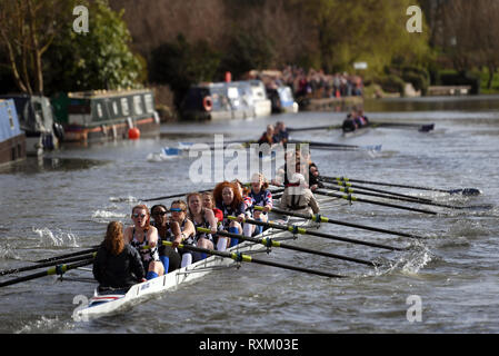 Homerton College in azione durante la giornata finale della Cambridge University Quaresima urti lungo il fiume Cam in Cambridge. Foto Stock