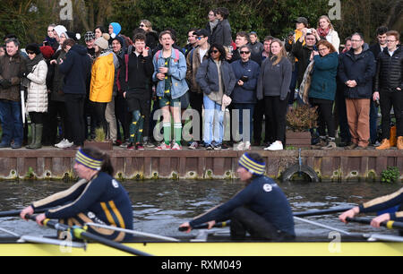 Spettatori allietare dalla riva del fiume durante la giornata finale della Cambridge University Quaresima urti lungo il fiume Cam in Cambridge. Foto Stock