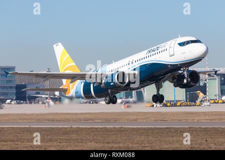 Stoccarda/Germania Settembre 29, 2017: Airbus A320 da Tradeair presso l'Aeroporto di Stoccarda. Foto Stock