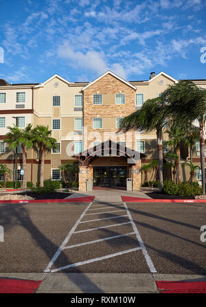 Il baldacchino ingresso anteriore al Staybridge Suites Hotel in Brownsville, Texas su un ventoso pomeriggio di gennaio. Stati Uniti d'America Foto Stock