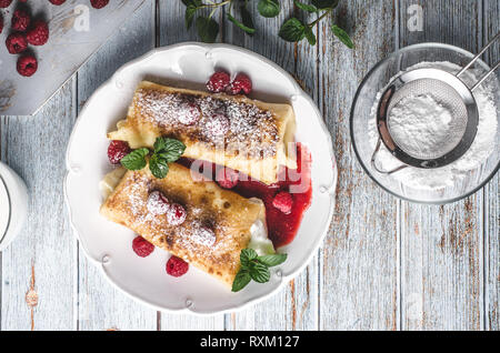 Delisious dessert con frutta fresca, menta e ripieno di formaggio all'interno di frittella croccante Foto Stock