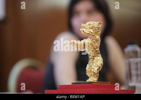 Bucarest, Romania - 8 Marzo 2019: l'Orso d'oro, il più alto premio per il miglior film al Festival Internazionale del Cinema di Berlino, è presente Foto Stock