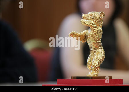 Bucarest, Romania - 8 Marzo 2019: l'Orso d'oro, il più alto premio per il miglior film al Festival Internazionale del Cinema di Berlino, è presente Foto Stock