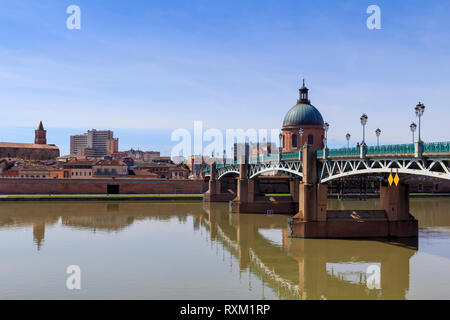 Saint Pierre ponte sopra il fiume Garonne di Tolosa, con la cupola de la tomba in background Foto Stock