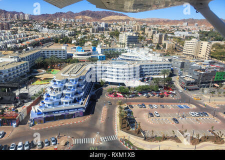 Eilat, Israele - 28 Febbraio 2019: volare oltre la costa a Eilat di Israele. Foto Stock