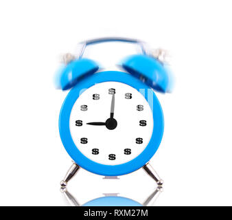 Orologio sveglia con segni di dollaro squillo isolato su bianco Foto Stock