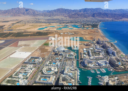 Eilat, Israele - 28 Febbraio 2019: volare oltre la costa a Eilat di Israele. Foto Stock